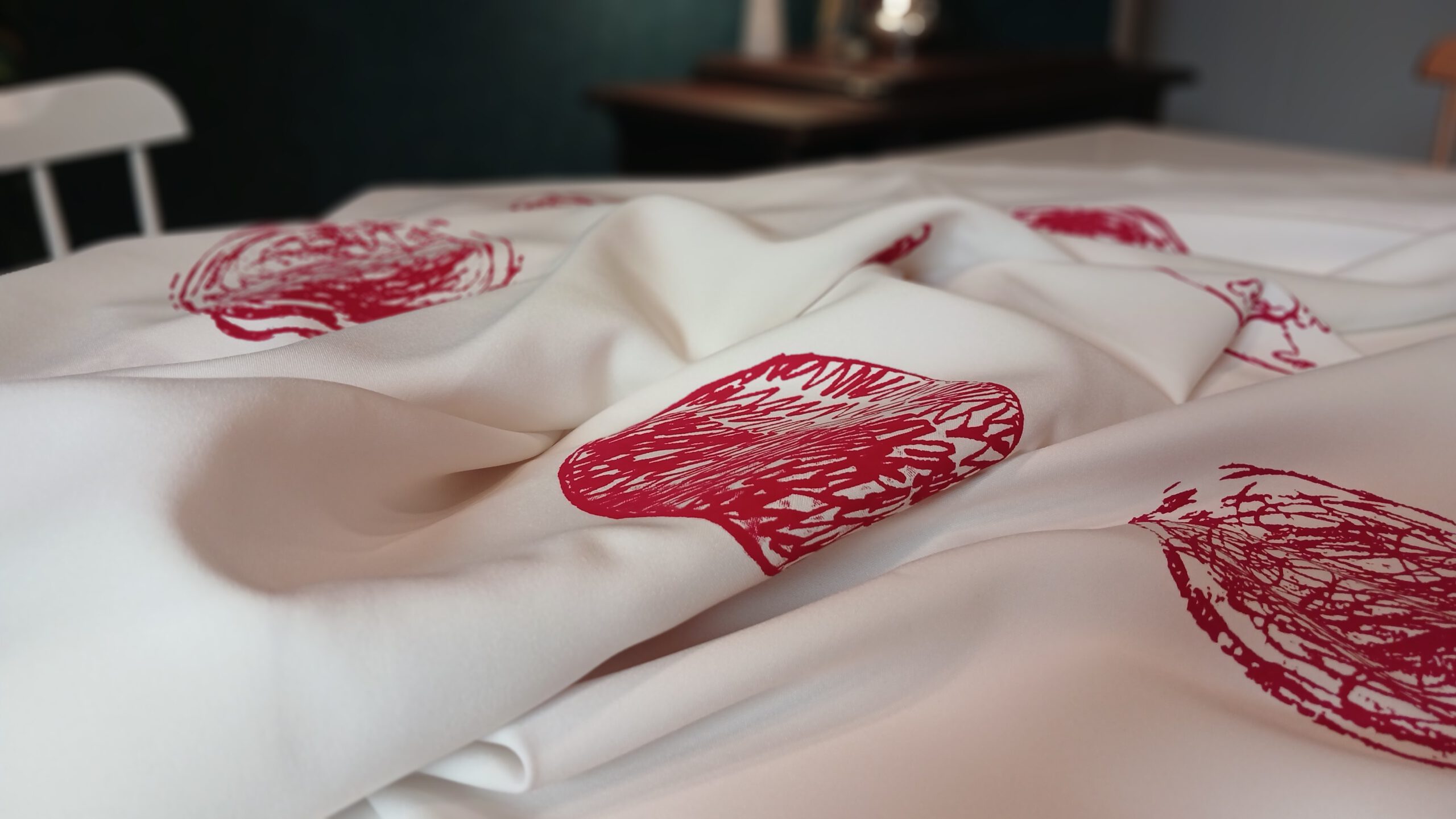 სუფრა წითელი წრეებით